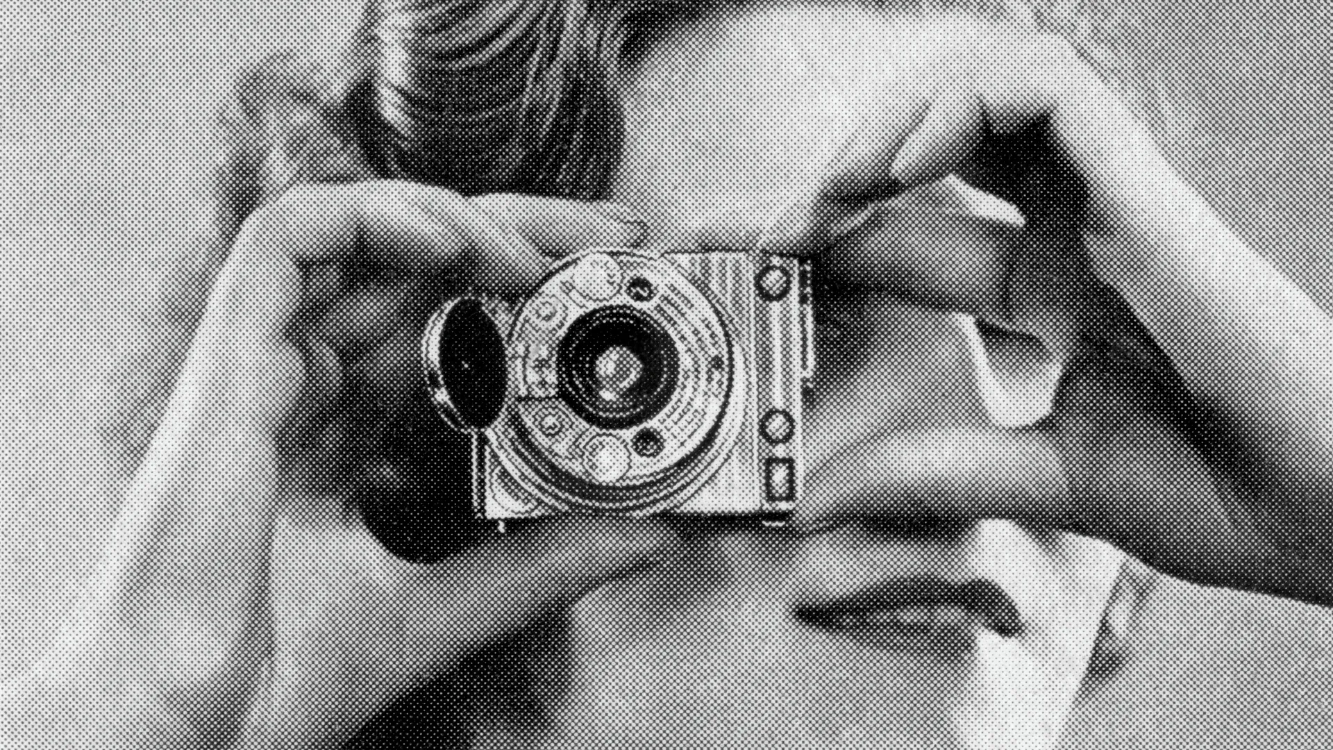 Holding the Camera - Alberto Vieceli