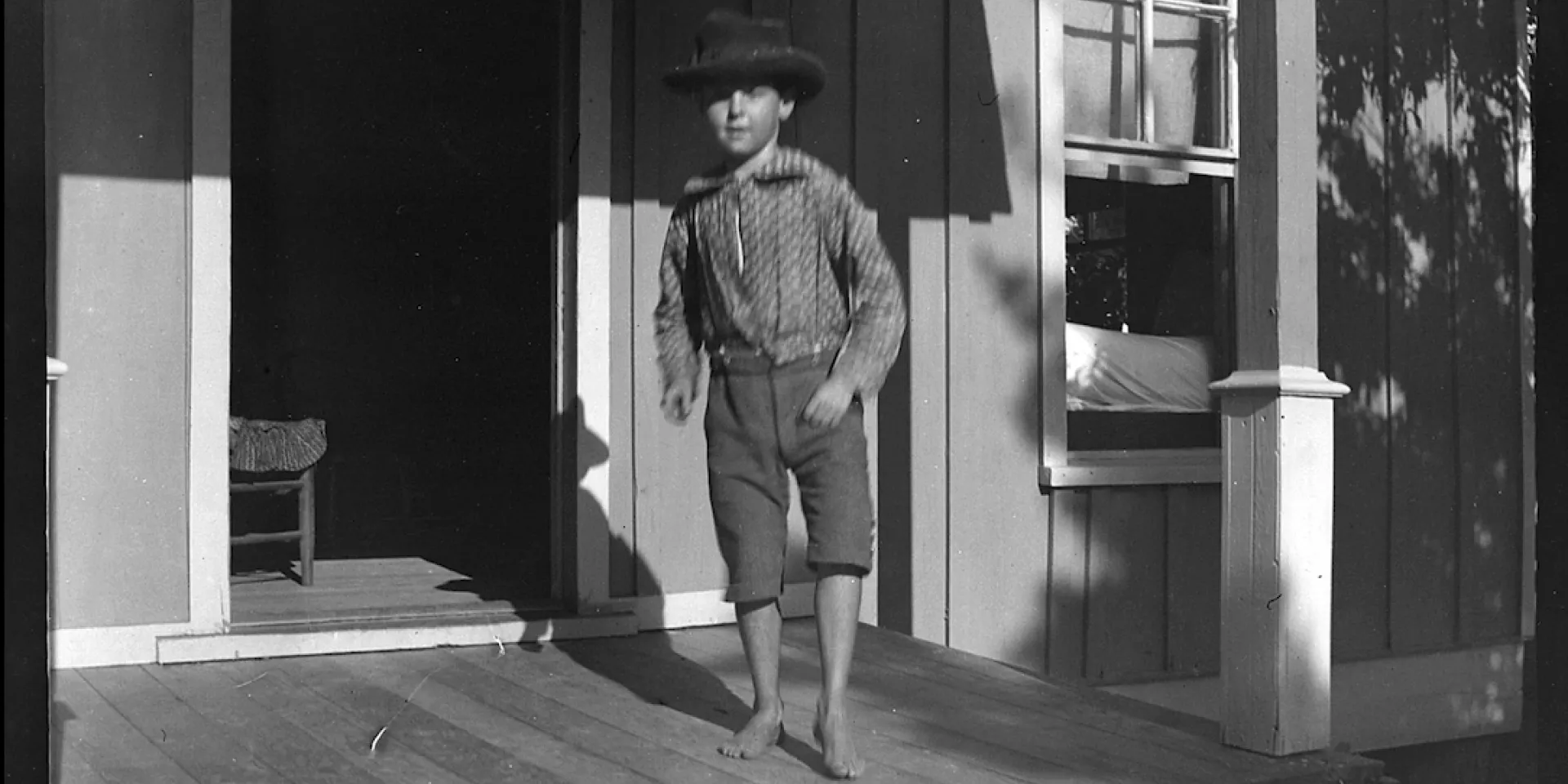 Petit garçon au chapeau sur une véranda, Marshall, Texas, Mai-Juin 1900