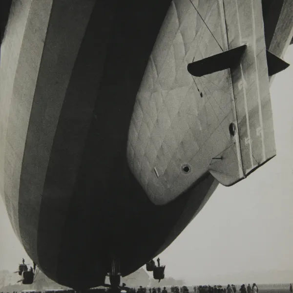 Atterrissage du dirigeable « Graf Zeppelin », aéroport de Francfort, vers 1936