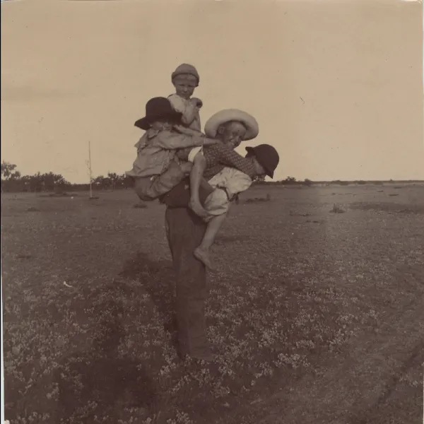 Garçons jouant entre Abilene et le lac d’Abilene le jour de notre départ, Texas, 17 mai 1900