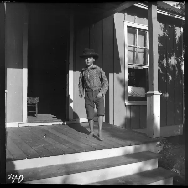 Petit garçon au chapeau sur une véranda, Marshall, Texas, Mai-Juin 1900