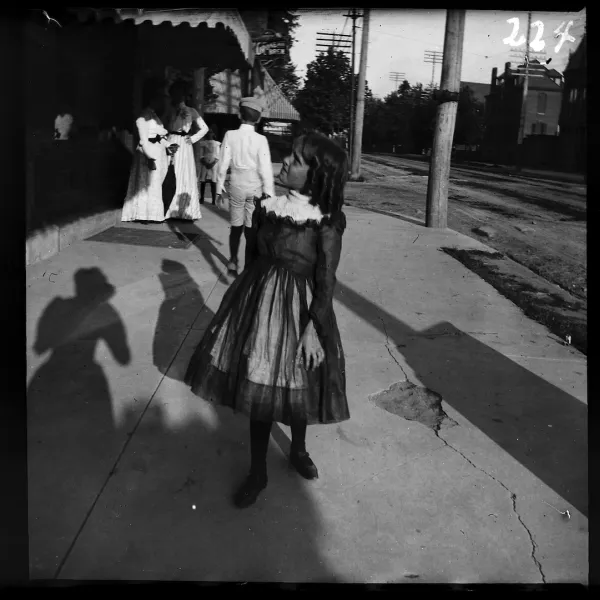 Petite fille dans une rue, St. Louis, Missouri, Juillet-Septembre 1900