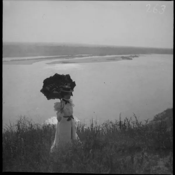 Femme à l’ombrelle sur la rive haute du Mississippi, près de St. Louis, Missouri, Juillet-Septembre 1900