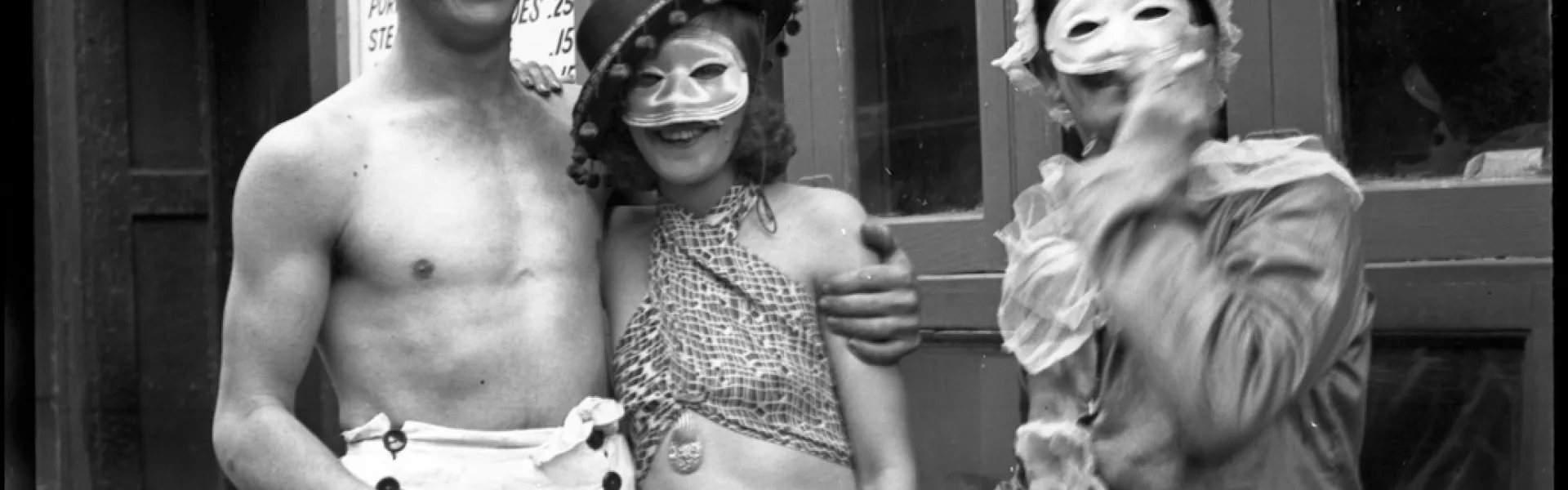 Mardi gras dans une rue de la Nouvelle-Orléans, 1935 ; “On New Orleans Street Mardi Gras, 1935.”